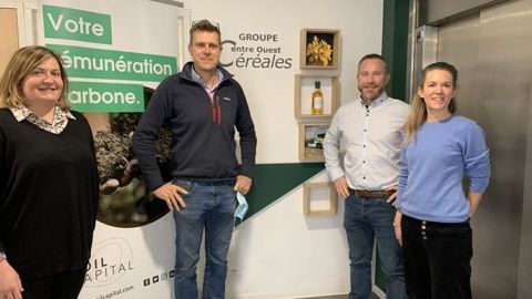 Anne-Sophie Ditsch, chef de marché services et agrofournitures à la Coc (à g.), Nicolas Verschuere, cofondateur de Soil Capital, Ulrich Housseau, de la Coc, et Stéphanie Friebel, en charge des partenariats chez Soil Capital, ont présenté le 4 février le programme Soil Capital Carbon aux adhérents de la coopérative. © COC